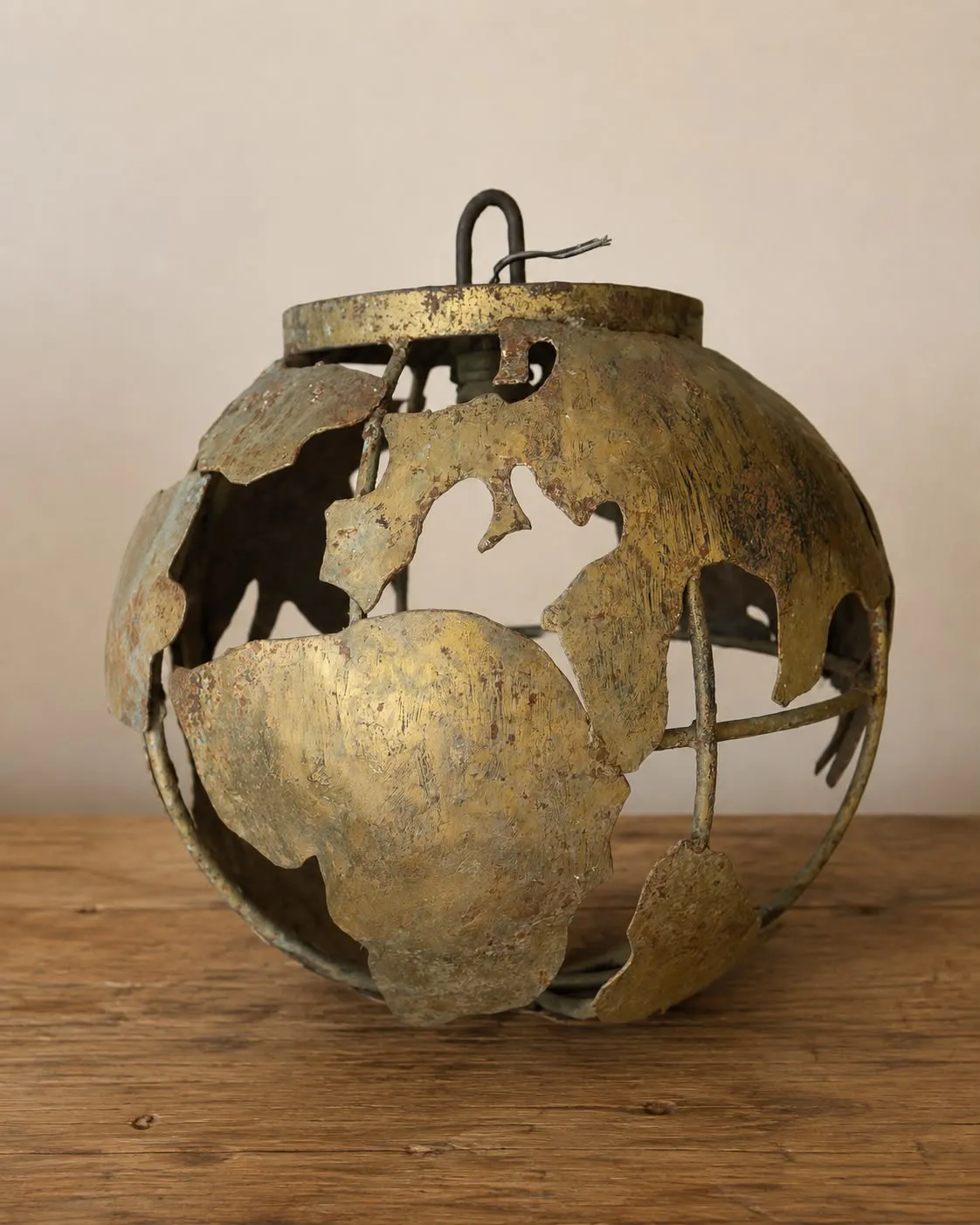 Lámpara globo terráqueo en metal dorado de los años 70