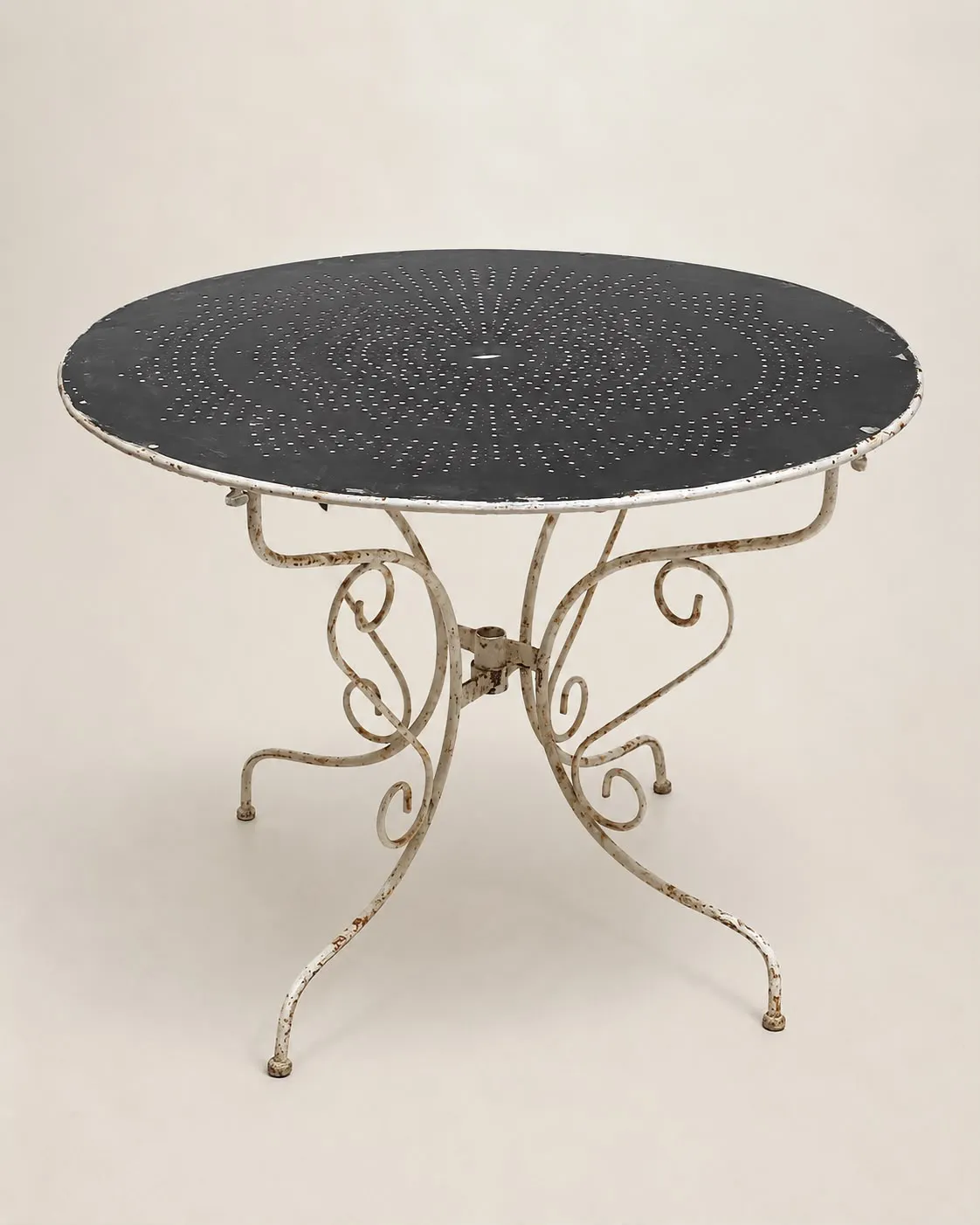 Mesa de jardín antigua en hierro