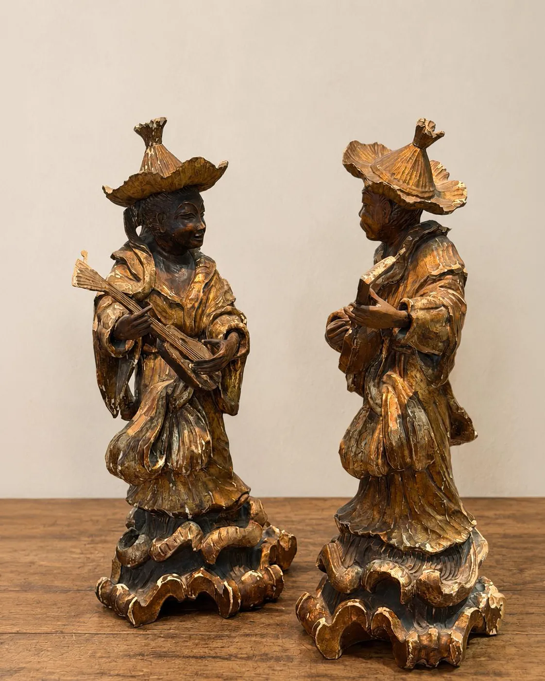 Pareja de tallas de madera policromada con músicos orientales, siglo XIX