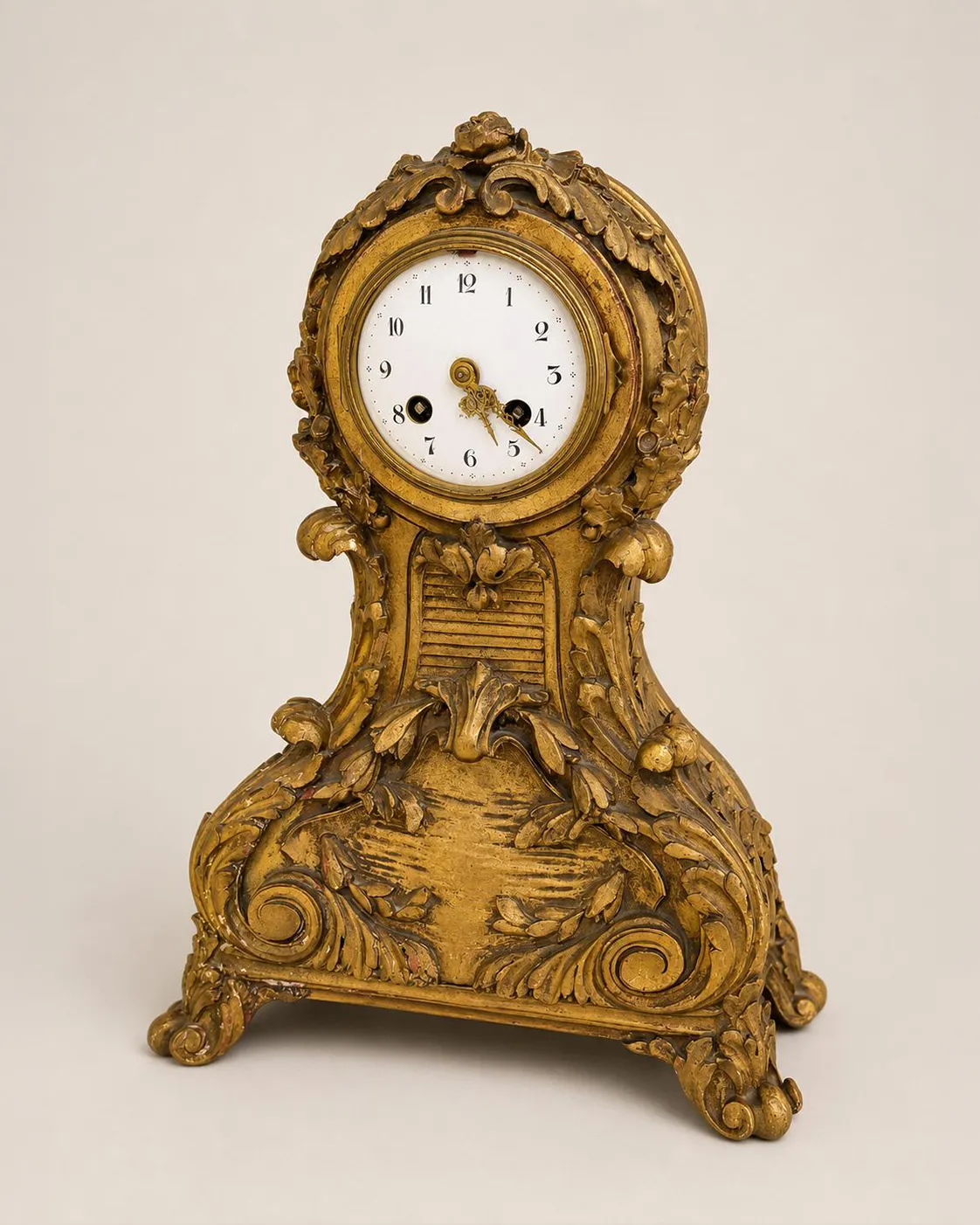 Reloj de sobremesa francés de 1880 en madera dorada